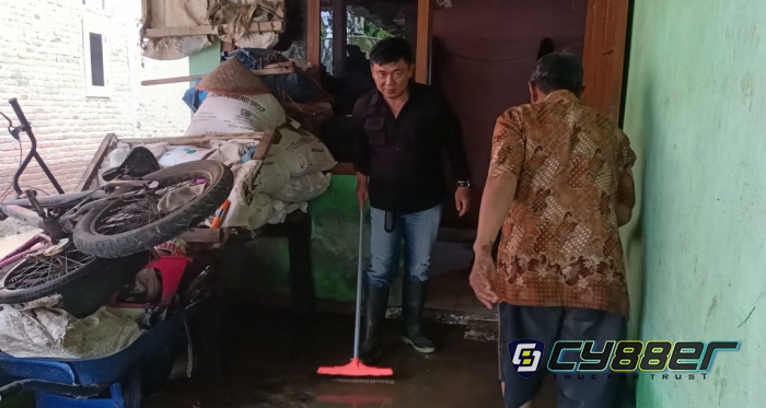 Relawan Saleh Asnawi Berjibaku Bantu Korban Banjir di Kec. Semaka