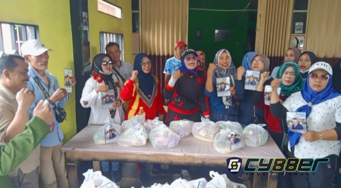  Cepat Tanggap Tim Relawan Bagikan Paket Sembako Kepada Para Korban Banjir