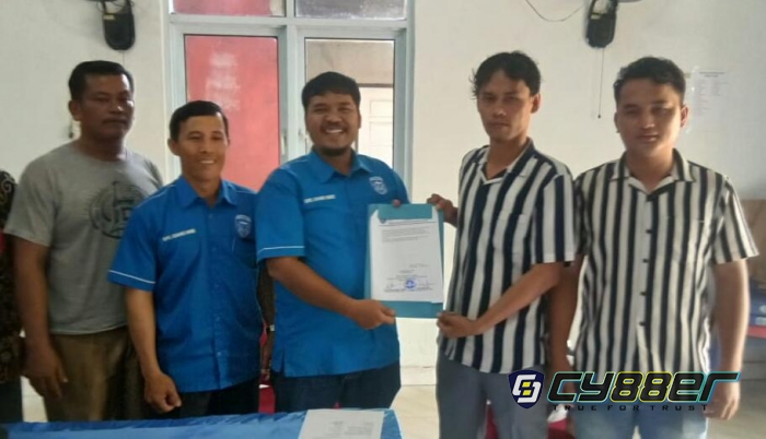 Ketua DPC GAMKI Inhu Bynton Simanungkalit Serahkan SK Pengurus PAC Rengat Barat