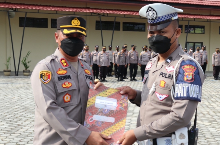 Sumardi dan Dua Sat Lantas Dapat Penghargaan Dari Kapolres Lamsel.  