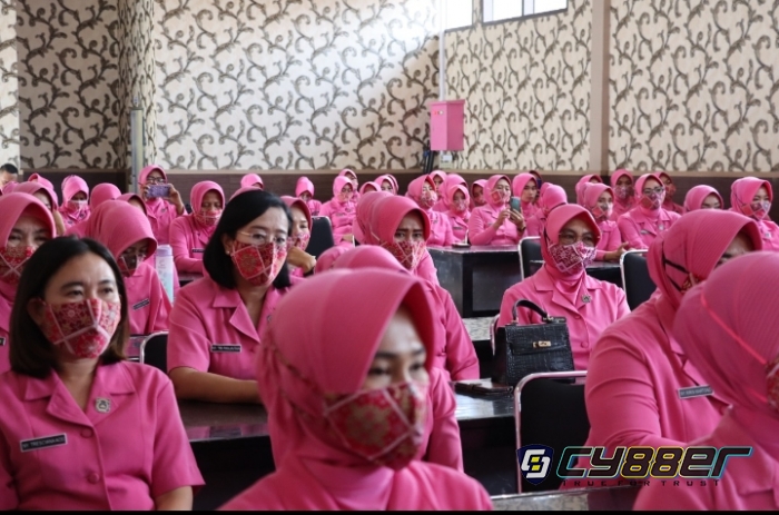 Bhabinkamtibmas dan Bhayangkari Terima Arahan Kapolres AKBP Edwin.