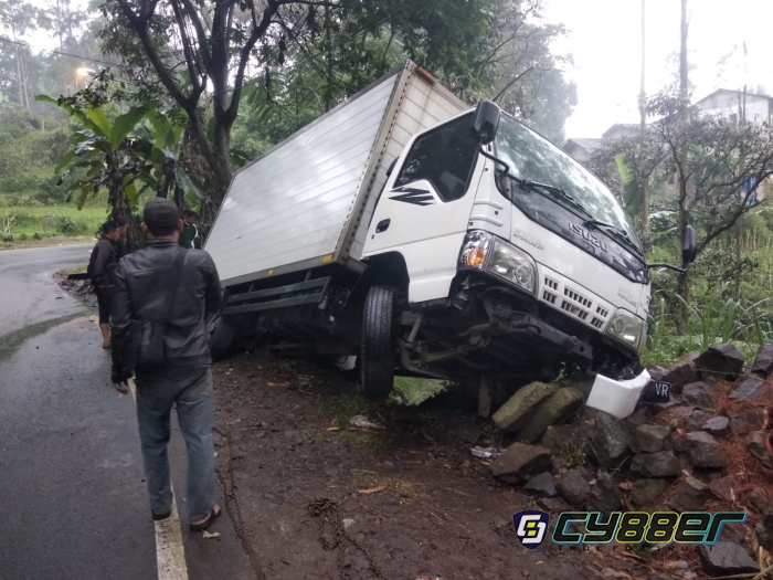 Hindari Motor yang Menghabiskan Badan Jalan, Sebuah Mobil Box Terperosok 