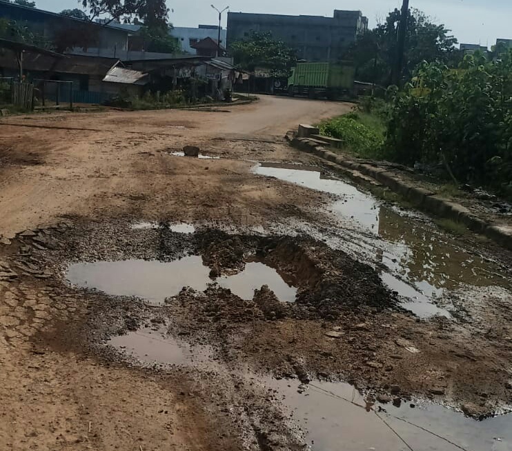 Bengkel Truk Tronton Diperintahkan Tutup Oleh Dishub Kuansing, Namun Pemilik Tak Gubris, Ada Apa?