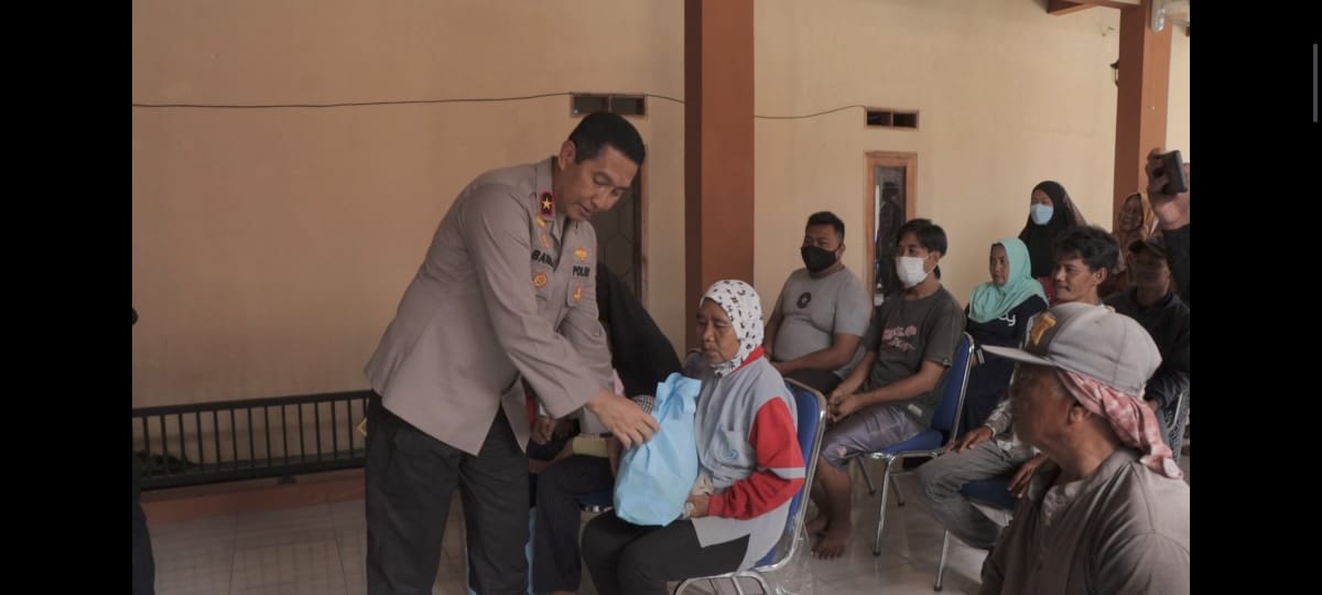 Wakapolda Jabar Bagikan Sembako Kepada Warga Cisarua Sumedang