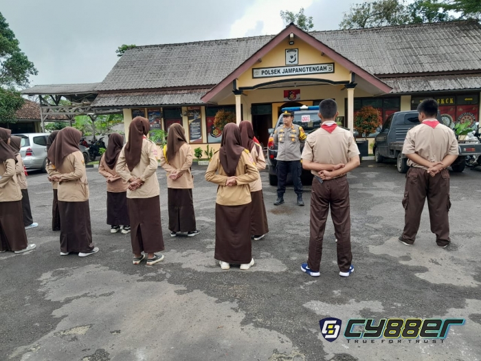 Kapolsek Jampang Tengah Beri Pelatihan Anggota Saka Bhayangkara