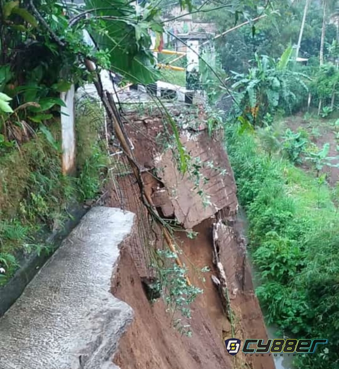 Akibat Tanah Longsor, Akses Warga Cibandawa - Cigombong Bogor Terputus