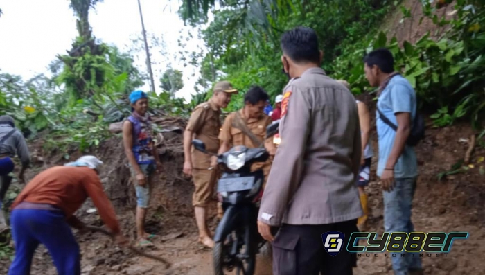 Polsek Pulau Panggung Terjunkan Personel di Lokasi Longsor Untuk Antisipasi dan Membersihkan Material 