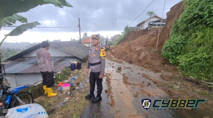Wakapolres Sukabumi Serahkan Bantuan Pada Korban Bencana longsor