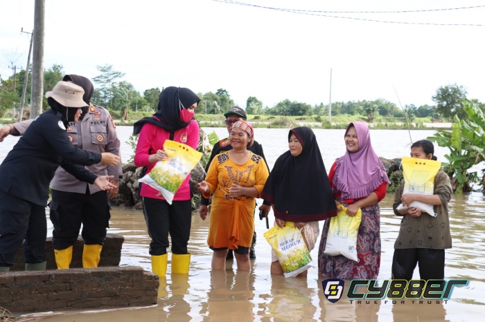 Ketua Bhayangkari  Cabang Lamsel Peduli  Korban Banjir 