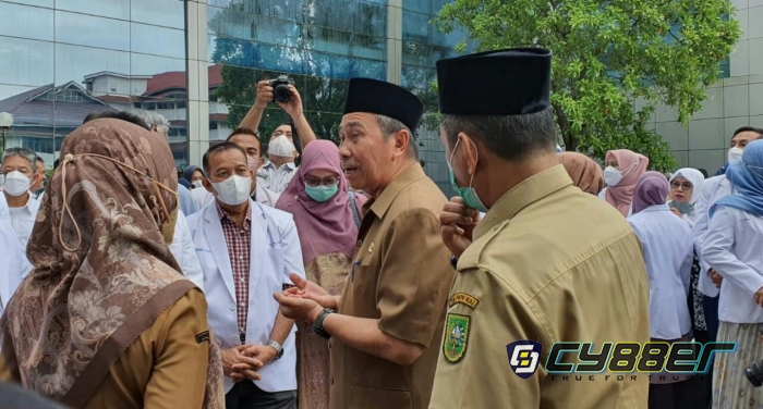 Syamsuar Sebut Pegawai RSUD Arifin Achmad Riau Akan Ditindak Tegas