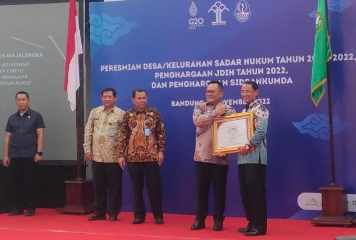 Bupati Majalengka Mendapat Penghargaan dari Kemenhukham RI dan Pemprop Jabar