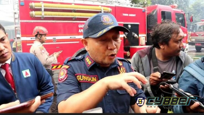 Dinas Kebakaran Kerahkan 20 Unit Mobil Pemadam ke Bappelitbang Kota Bandung