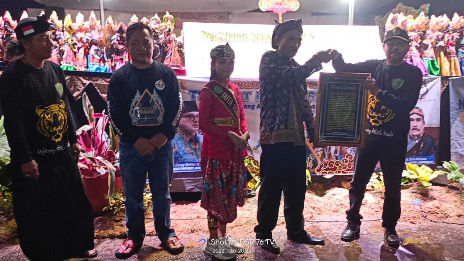 PEPADI Bandung Terima Pigura Wangsit Siliwangi di Hari Wayang Nasional