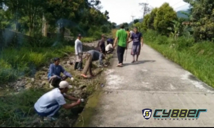 Pemdes Cipelang Realisasikan Samisade Betonisasi Jalan Desa