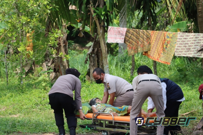 Tim Sidokkes Polres Lamsel Bersama Relawan Kobar dan Al Hanif Bantu Warga yang Lumpuh