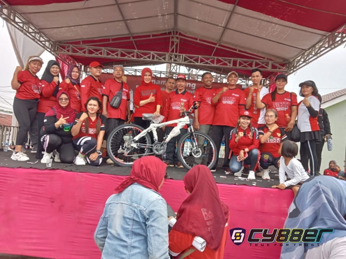 Ratusan Emak-Emak Mengikuti Senam SICITA Bareng Bupati dan Wakil Bupati Cirebon.