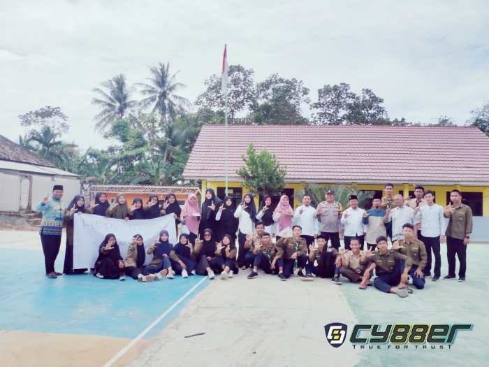 Bripka Ratijo Tatap Muka Dengan Siswa MBS Candipuro Saat Upacara Hari Guru