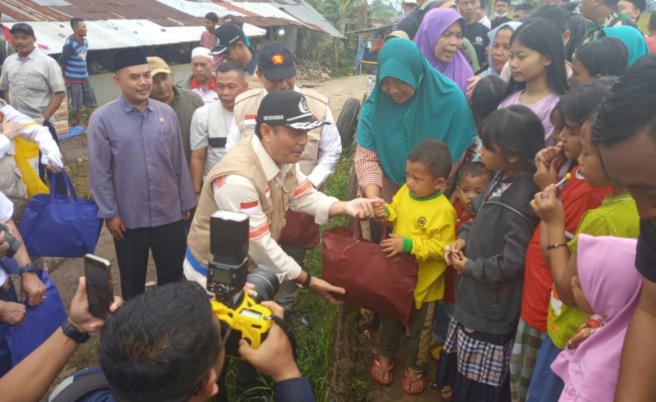 Peduli Gempa Cianjur, Pengusaha Asal Surabaya Kunjungi dan Beri Bantuan Langsung Warga Korban Gempa