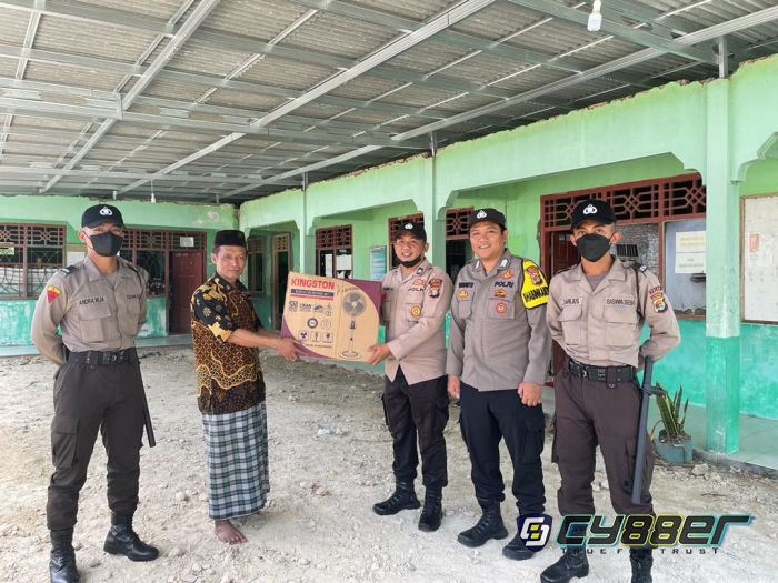 Sat Bimas Polres Lampung Selatan Sambangi Pondok Pesantren YAPINK