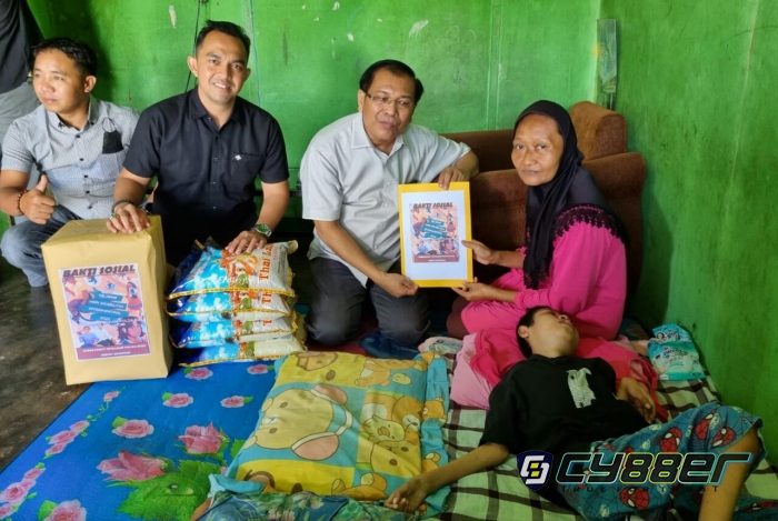 Direktorat Intelkam Polda Riau Beri Santunan KepadaTumiyati Penyandang Disabilitas 