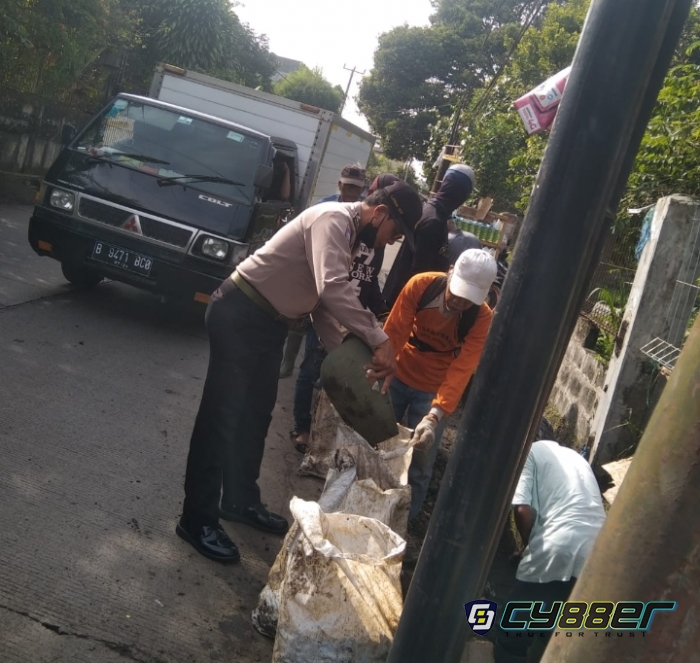 Warga  Kota Bogor Bersihkan  Irigasi Sepanjang Jalan Resumantadirja