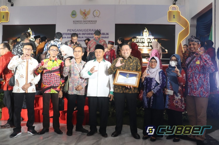Pemkab Cirebon Raih Penghargaan Kabupaten Informatif Diajang Anugerah Keterbukaan Informasi Publik Tingkat Jawa Barat 2022