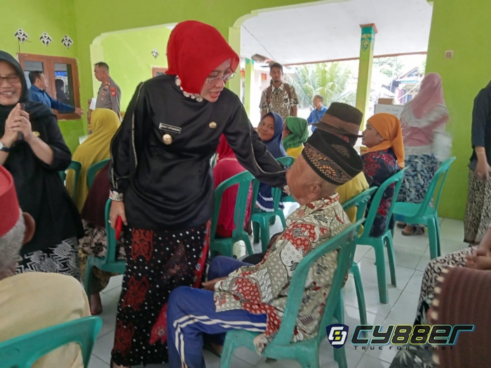 Wabup Cirebon Serahkan Bantuan Fantastis senilai Rp 3.000.000/Orang, Kepada Lansia Terlantar Dan Tidak Produktif 