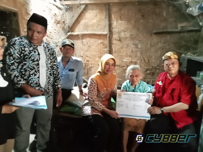 Wabup Cirebon Beri Bantuan Untuk Makan 1 Tahun Ke Nenek Kasmi Penderita Katarak Yang Hidup Sebatang Kara
