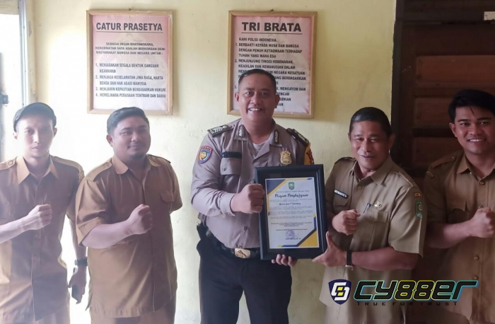 Bhabinkamtibmas Polsek Tualang Raih Penghargaan Pemerintah Desa Pinang Sebatang Timur