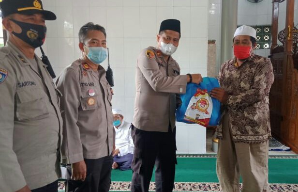 Sambut HUT Bhayangkara Ke 75,Polsek Medan Area Berbagi Dengan Sesama.