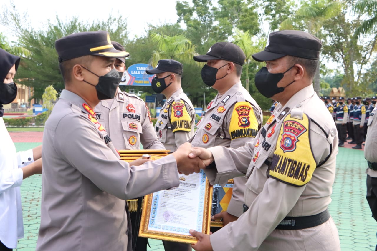 Kapolres Siak Serahkan Penghargaan kepada Bhabinkamtibmas Berprestasi