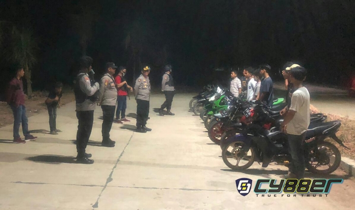 Kapolsek Simpang Pematang Pimpin Patroli Cegah Balap Liar dan Geng Motor