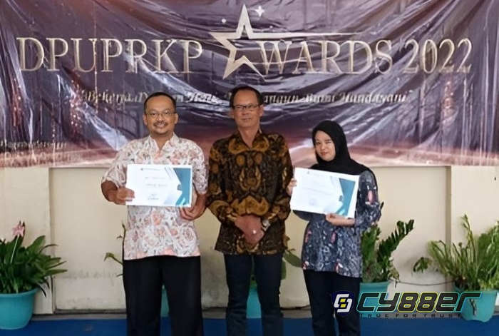 DPUPRKP Gunungkidul Memberikan Penghargaan Award Kepada Pegawai Yang Berprestasi