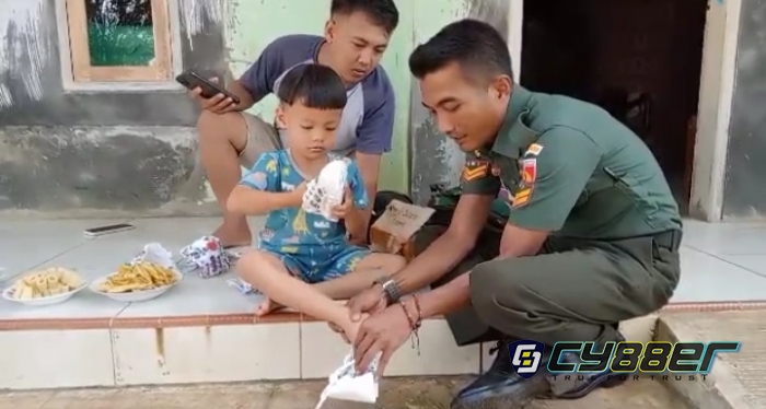 Peduli Terhadap Sesama, Babinsa Koramil 17/Dayeuhluhur Berikan Tali Asih 