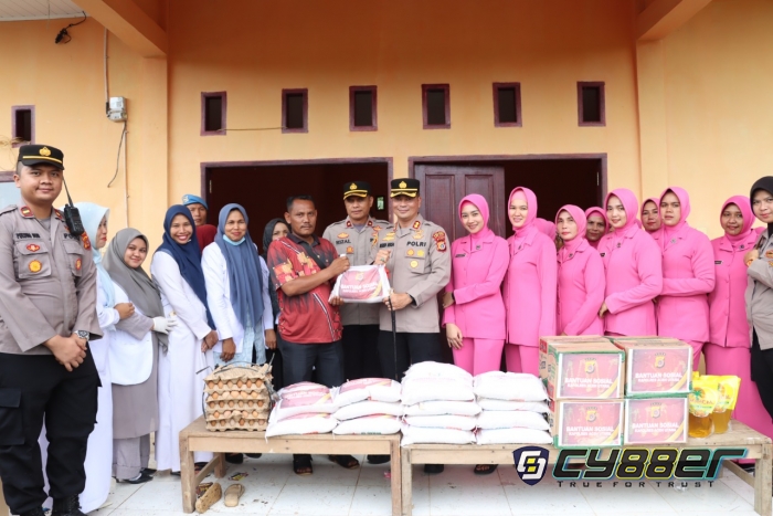Peduli Korban Banjir, Kapolres Aceh Utara Berikan Bantuan Sosial Masa Panik