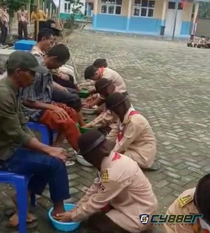 Gemuruh Tangis Haru Saat Sungkem 19 Siswa Siswi berprestasi SMK Negeri 1 Bulok.