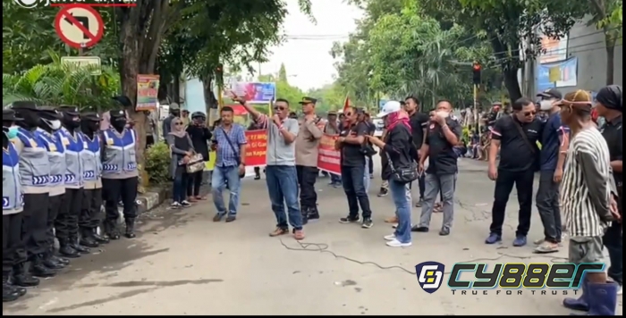 Ratusan Massa Datangi Dinsos Lamongan, Pertanyakan Keterbukaan Dana Milyaran DBHCHT 