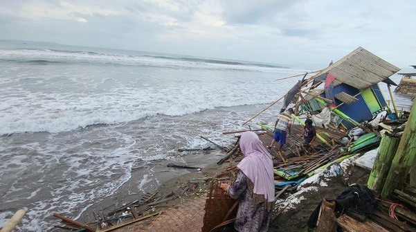 Pesisir Pantai Citepus Palabuanratu Banjir Rob, Sejumlah Warung Wisata Porakporanda