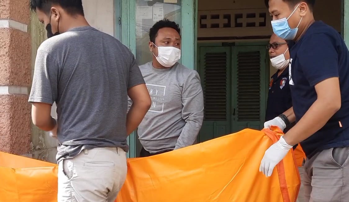 Pria Setengah Baya Tanpa Identitas Ditemukan di Rumah Kosong