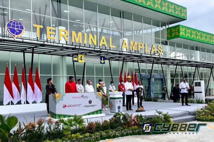 Masyarakat Medan Tumpah Ruah Gegara Melihat Jokowi Resmikan Terminal Amplas