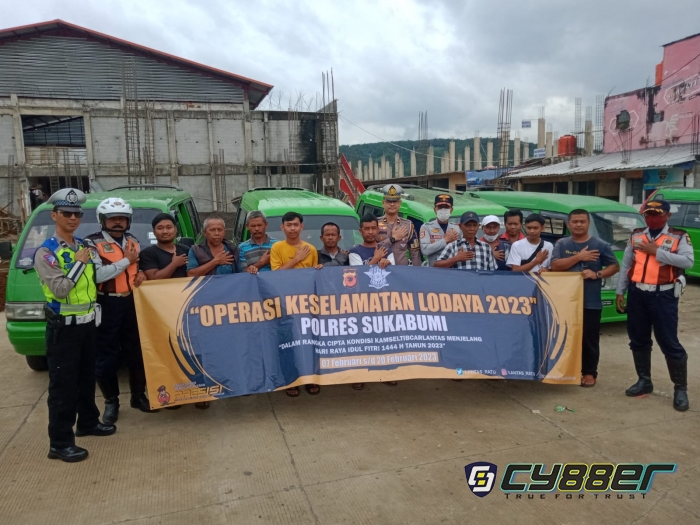 Polisi di Sukabumi Tempelkan Ratusan Stiker Himbauan Pada Kendaraan Angkutan Umum, pada Ops Lodaya 2023