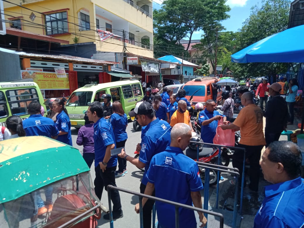 Valentine Day; 1000 Bunga, Coklat, dan Makanan Dibagikan Partai Demokrat Kota Ambon
