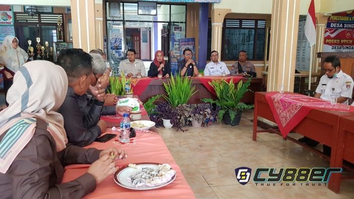 Komisi D DPRD Cilacap Turun Langsung Memantau Penimbangan Serempak dan Menyerahkan PMT