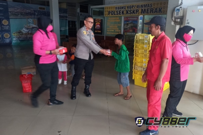Bhayangkari Ranting KSKP Merak Lakukan Jumat Berkah