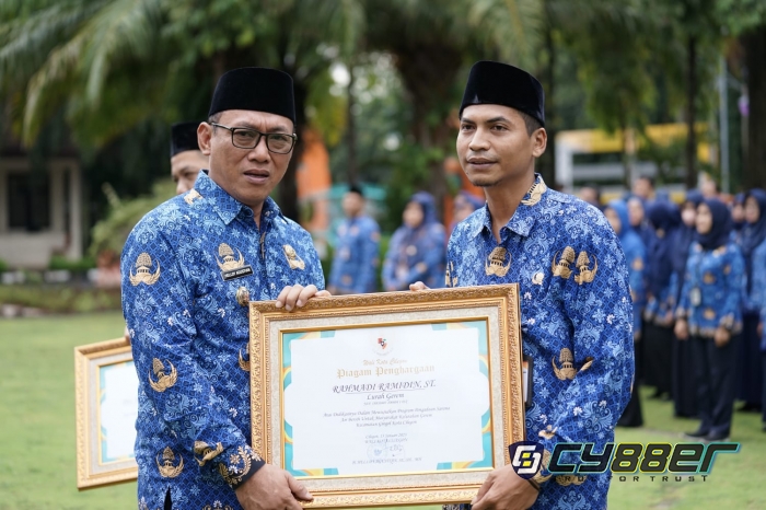 Walikota Cilegon Berikan Piagam Penghargaan Kepada Lurah Gerem