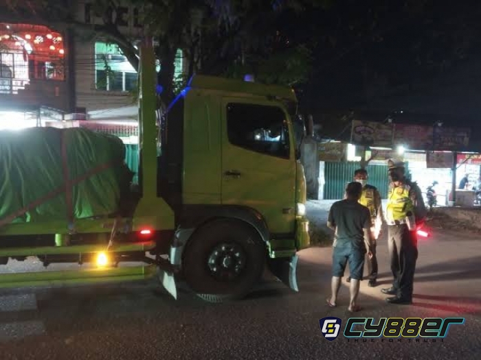Truk Melintas di Jalan Inti Kota Perawang, Warga Meminta Pemkab Siak Beraksi