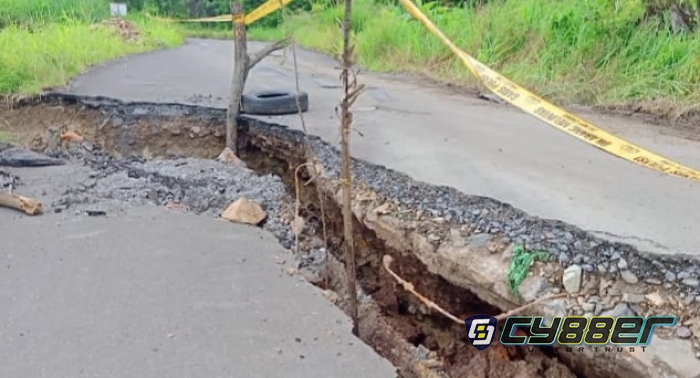 Amblasnya Jalan Poros Provinsi Akibat Hujan 