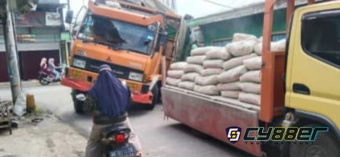 Puso Muatan Semen 400 Sak Terperosok ke Siring Bahu Jalan