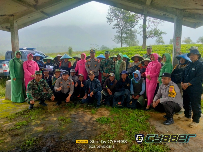 Bhayangkari Peduli, Jumat Berkah Polsek Cikajang