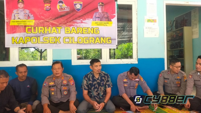 Kapolsek Cilograng Dan Anggota Polsek Cilograng Melaksanakan Jum